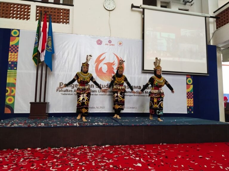 Selesai sesi motivasi dilanjutkan dengan penyerahan penghargaan bagi wisudawan terbaik Fakultas yang diraih oleh Iis Mualawati, mahasiswi Prodi HKI denga IPK 3,97 predikat kelulusan dengan pujian. Iis telah berhasil menyelesaikan tugas akhir dengan menerbitkan artikel ilmiah yang berjudul “Kontekstualisasi Riba dalam Jual Beli Emas Online: Studi Terhadap Distributor Mini Gold”. Artikel yang terbit di Jurnal El-Faqih: Jurnal Pemikiran dan Hukum Islam ini mengkaji tentang jual beli emas online yang dilakukan oleh distributor emas mini yang dibeli secara online mulai dari 0,05 gram.   Sementara itu, Mahasiswa terbaik dari masing-masing Prodi diraih oleh Nur Fuadah dari Prodi PBA dengan IPK 3,96, Muhammad Fajar Hidayat dengan IPK 3.94 dari Prodi PAI dan Syifa Nadhifa Bahasyim dari Prodi Ekonomi Syari’ah dengan IPK 3,94. Acara dilanjutkan dengan pembagian SK Kelulusan dan Transkrip Nilai Sementara kepada seluruh calon wisudawan/wisudawati.    Sebelum acara berakhir, Syifa Nadhifa menyampaikan sambutannya sebagai perwakilan dari Wisudawan Terbaik. Yudisium yang dilaksanakan dengan protokol kesehatan ini ditutup dengan doa, kemudian dilanjutkan dengan sesi foto bersama dan ramah tamah.(luc)