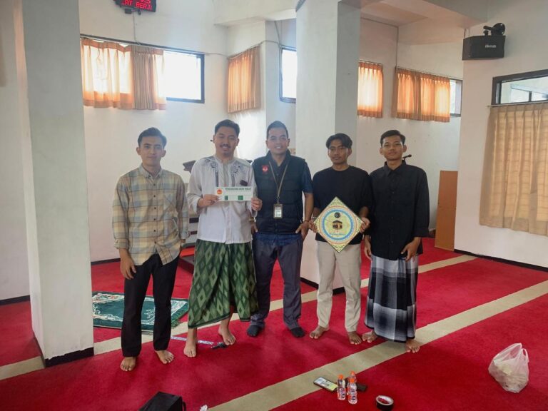 Lab Syariah FAI UMM Gandeng Mahasiswa PPUT Prodi HKI UMM Lakukan Pengukuran Arah Kiblat di Masjid Kampus 2 UMM