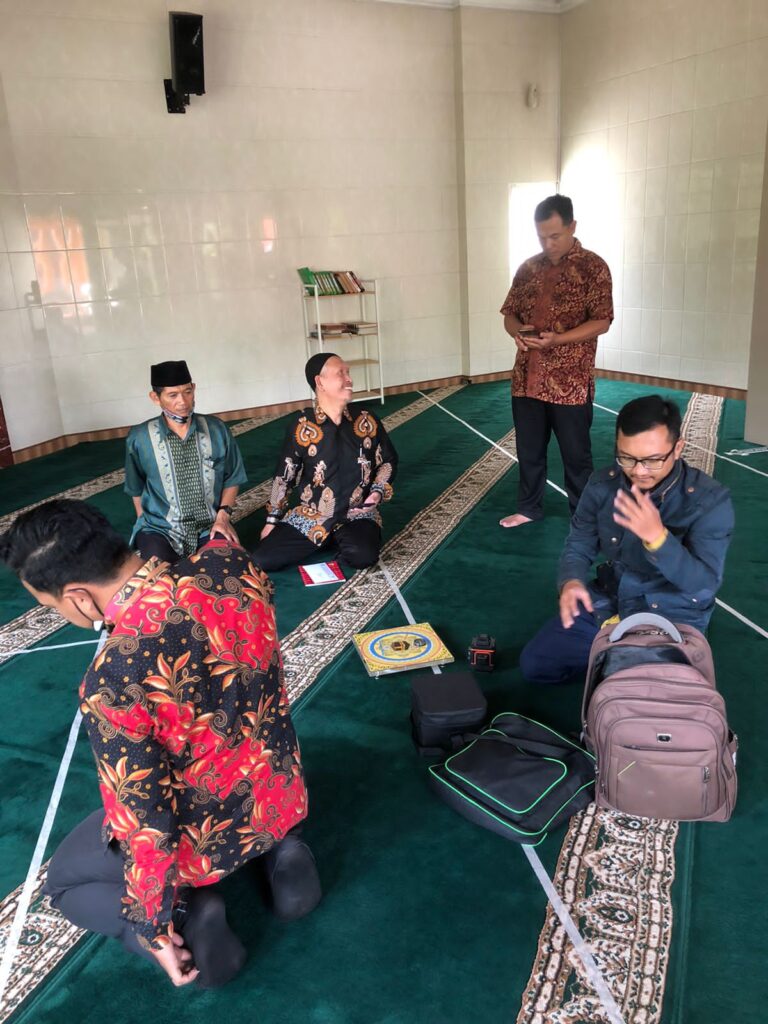 Laboratorium Syariah FAI UMM Lakukan Pengukuran Arah Kiblat di Bakal Masjid SMK Nasional Malang